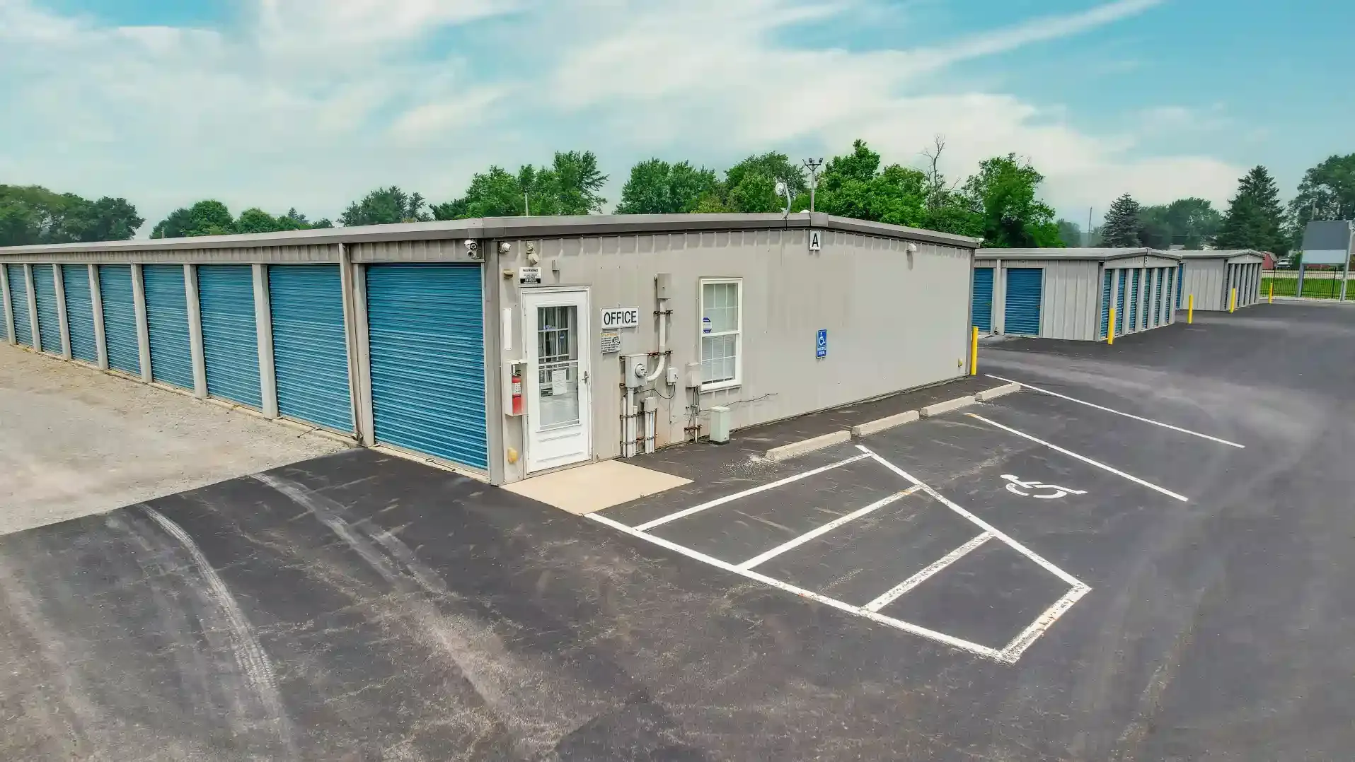 storage unit building